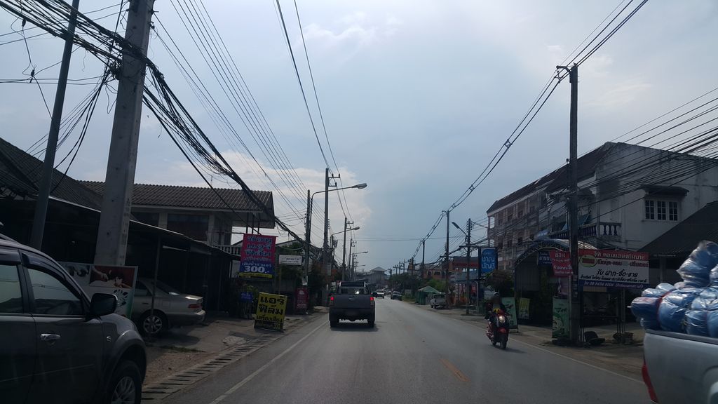 ภาพถนนตรงที่ อู่ทรายมูลเซอร์วิส ตั้งอยู่ ถ่ายโดย jrcarlsen พ.ศ. 2560 (2017) · A street-level view of where อู่ทรายมูลเซอร์วิส · U Saimun Service stands, by jrcarlsen in 2560 (2017)
