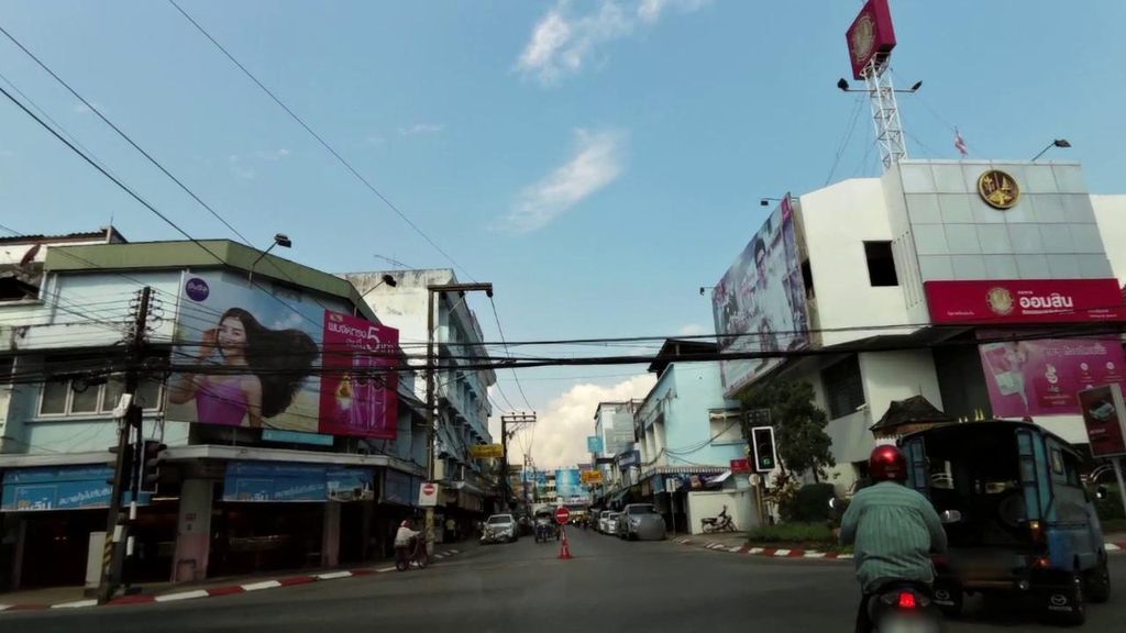 ภาพถนนตรงที่ เงินติดล้อ สาขาตลาดเทศบาลเชียงราย ตั้งอยู่ ถ่ายโดย toffy พ.ศ. 2561 (2018) · A street-level view of where เงินติดล้อ สาขาตลาดเทศบาลเชียงราย · Ngoen Tit Lo Sakha Talat Thetsaban Chiang Rai stands, by toffy in 2561 (2018)