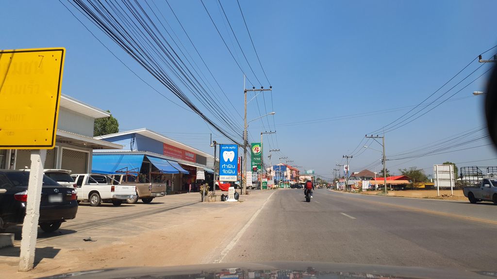 ภาพถนนตรงที่ หนุ่ยคาร์แคร์ ตั้งอยู่ ถ่ายโดย jrcarlsen พ.ศ. 2565 (2022) · A street-level view of where หนุ่ยคาร์แคร์ · Nui Car Care stands, by jrcarlsen in 2565 (2022)