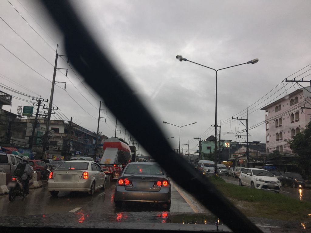 ภาพถนนตรงที่ น้ำปั่นร้านนก ตั้งอยู่ ถ่ายโดย wapriz พ.ศ. 2561 (2018) · A street-level view of where น้ำปั่นร้านนก · Nam Pan Ran Nok stands, by wapriz in 2561 (2018)