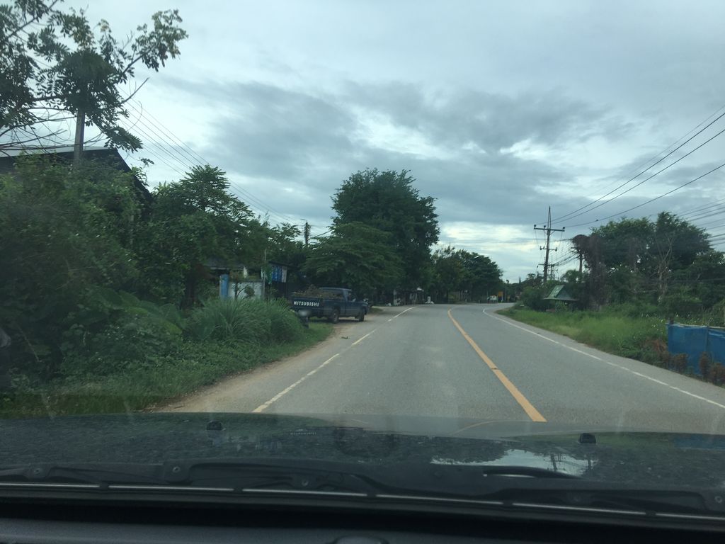 ภาพถนนตรงที่ ทุ่งไอดิน คาเฟ่ ตั้งอยู่ ถ่ายโดย wapriz พ.ศ. 2561 (2018) · A street-level view of where ทุ่งไอดิน คาเฟ่ · Thung Ai Din Café stands, by wapriz in 2561 (2018)