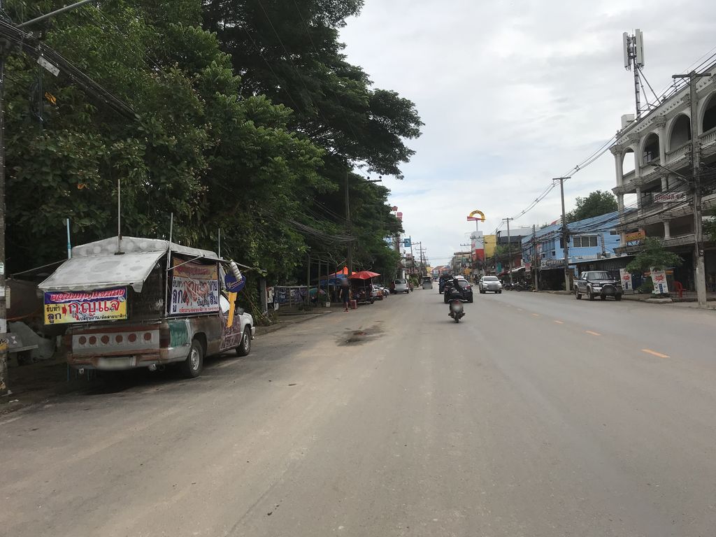 ภาพถนนตรงที่ รวมช่างเชียงราย - Fast Service CR ตั้งอยู่ ถ่ายโดย kiw พ.ศ. 2561 (2018) · A street-level view of where รวมช่างเชียงราย - Fast Service CR stands, by kiw in 2561 (2018)