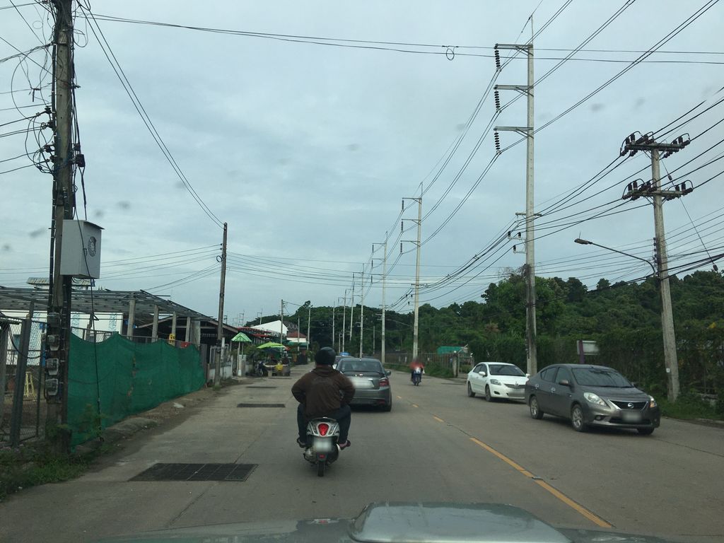 ภาพถนนตรงที่ เริ่ม กิน•ดื่ม เชียงราย ตั้งอยู่ ถ่ายโดย wapriz พ.ศ. 2561 (2018) · A street-level view of where เริ่ม กิน•ดื่ม เชียงราย · Roem Kin•duem Chiang Rai stands, by wapriz in 2561 (2018)