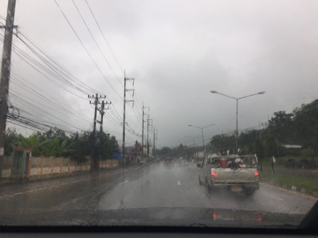 ภาพถนนตรงที่ ครัวยักษ์ยิ้ม ตั้งอยู่ ถ่ายโดย wapriz พ.ศ. 2561 (2018) · A street-level view of where ครัวยักษ์ยิ้ม · Khrua Yak Yim stands, by wapriz in 2561 (2018)
