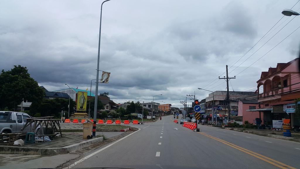 ภาพถนนตรงที่ หมึกย่างคุณนาย ตั้งอยู่ ถ่ายโดย jrcarlsen พ.ศ. 2559 (2016) · A street-level view of where หมึกย่างคุณนาย · Muekyang Khunnai stands, by jrcarlsen in 2559 (2016)