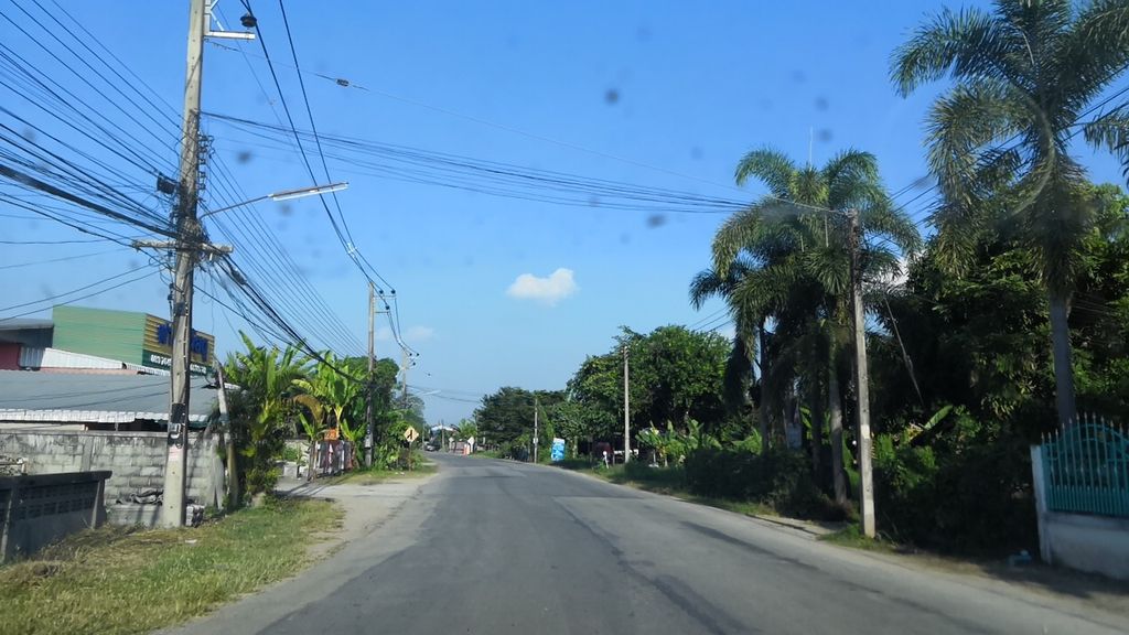 ภาพถนนตรงที่ ร้านปัญญาวัสดุก่อสร้าง ตั้งอยู่ ถ่ายโดย charlesano พ.ศ. 2561 (2018) · A street-level view of where ร้านปัญญาวัสดุก่อสร้าง · Ran Panya Watdu Kosang stands, by charlesano in 2561 (2018)
