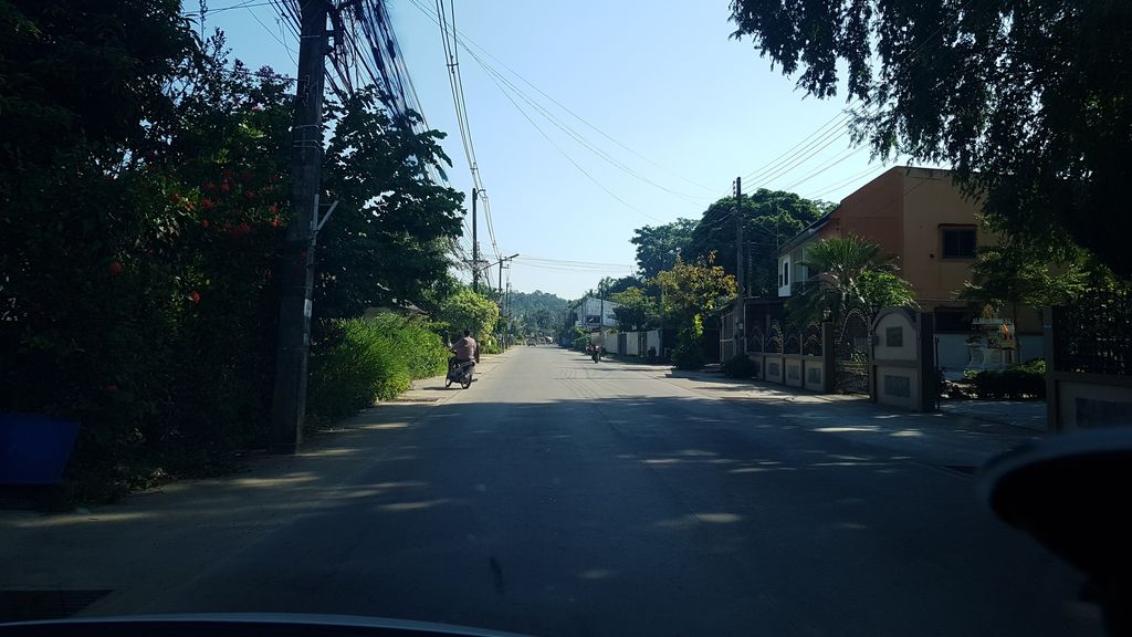 ภาพถนนตรงที่ เทวดาหมูทอด ตั้งอยู่ ถ่ายโดย igorzo พ.ศ. 2562 (2019) · A street-level view of where เทวดาหมูทอด · Theodamutot stands, by igorzo in 2562 (2019)