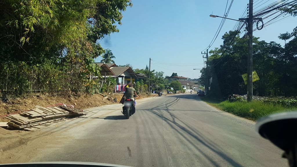 ภาพถนนตรงที่ โรงเรียนอนุบาลอำไพ ตั้งอยู่ ถ่ายโดย igorzo พ.ศ. 2562 (2019) · A street-level view of where โรงเรียนอนุบาลอำไพ · Anuban Amphai School stands, by igorzo in 2562 (2019)