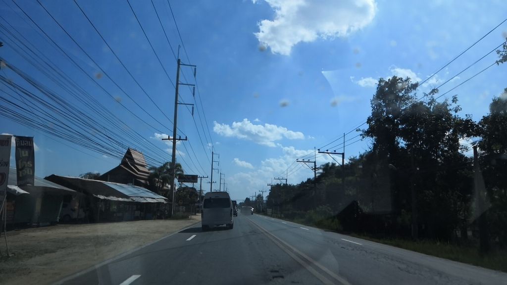 ภาพถนนตรงที่ ชาบูภูเวียง ตั้งอยู่ ถ่ายโดย charlesano พ.ศ. 2561 (2018) · A street-level view of where ชาบูภูเวียง · Shabu Phuwiang stands, by charlesano in 2561 (2018)