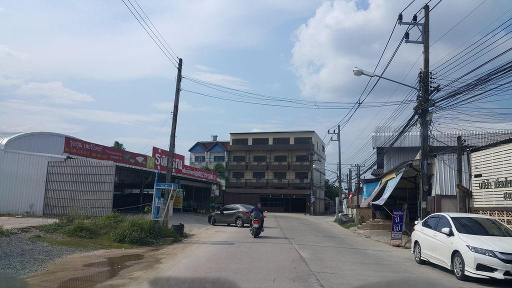 ภาพถนนตรงที่ ตลาดศิริเนตร เชียงราย ตั้งอยู่ ถ่ายโดย jrcarlsen พ.ศ. 2560 (2017) · A street-level view of where ตลาดศิริเนตร เชียงราย · Siri Net Chiang Rai Market stands, by jrcarlsen in 2560 (2017)