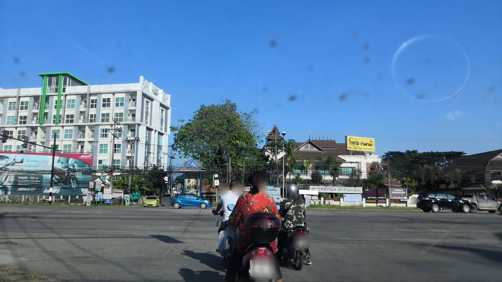 ภาพถนนตรงที่ ก๋วยเตี๋ยวจัมโบ้ น้ำลึก ตั้งอยู่ ถ่ายโดย charlesano พ.ศ. 2561 (2018) · A street-level view of where ก๋วยเตี๋ยวจัมโบ้ น้ำลึก · Kuaitiao Jumbo Nam Luek stands, by charlesano in 2561 (2018)