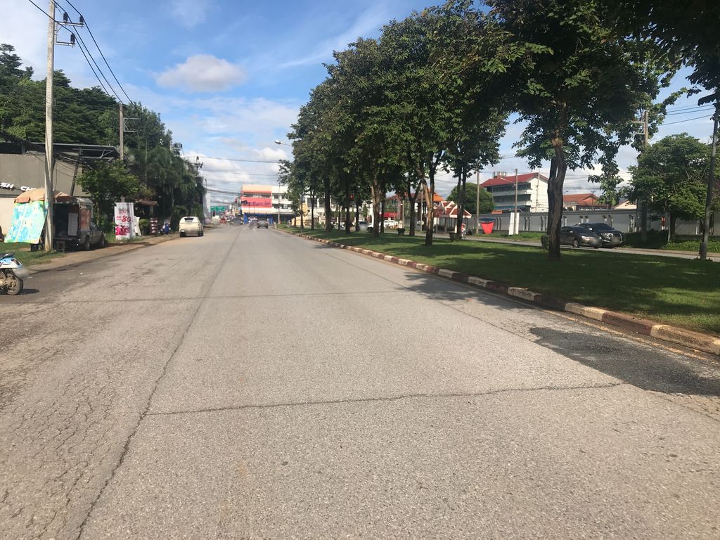 ภาพถนนตรงที่ กาดหน้ามอ ตั้งอยู่ ถ่ายโดย wiwattantib พ.ศ. 2561 (2018) · A street-level view of where กาดหน้ามอ · Kat Nama stands, by wiwattantib in 2561 (2018)