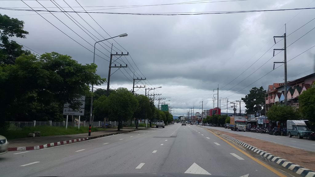 ภาพถนนตรงที่ แผนกวิชาช่างไฟฟ้ากำลัง วิทยาลัยเทคนิคเทิง ตั้งอยู่ ถ่ายโดย jrcarlsen พ.ศ. 2559 (2016) · A street-level view of where แผนกวิชาช่างไฟฟ้ากำลัง วิทยาลัยเทคนิคเทิง · Phaenka Wicha Changfaifa Kamlang Witthayalai Theknik Thoeng stands, by jrcarlsen in 2559 (2016)