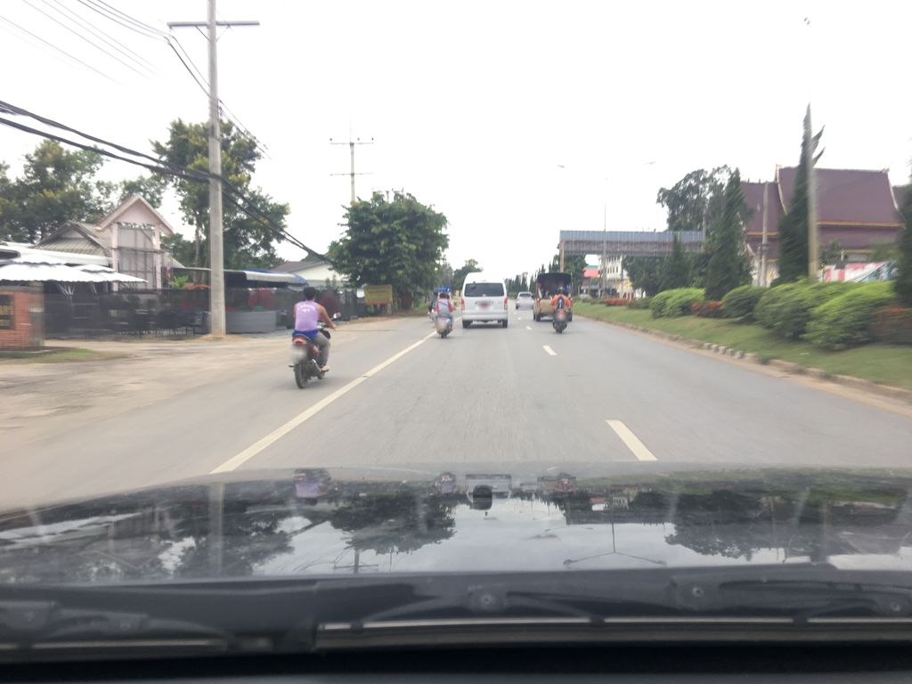ภาพถนนตรงที่ Little Red Oven Chiang Rai ตั้งอยู่ ถ่ายโดย wapriz พ.ศ. 2561 (2018) · A street-level view of where Little Red Oven Chiang Rai stands, by wapriz in 2561 (2018)