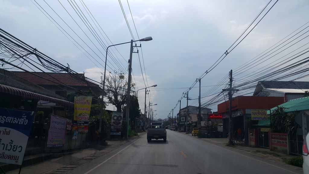 ภาพถนนตรงที่ ร้านเชียงรายเซอร์วิส เฟอร์นิเจอร์ ตั้งอยู่ ถ่ายโดย jrcarlsen พ.ศ. 2560 (2017) · A street-level view of where ร้านเชียงรายเซอร์วิส เฟอร์นิเจอร์ · Ran Chiang Rai Service Furniture stands, by jrcarlsen in 2560 (2017)