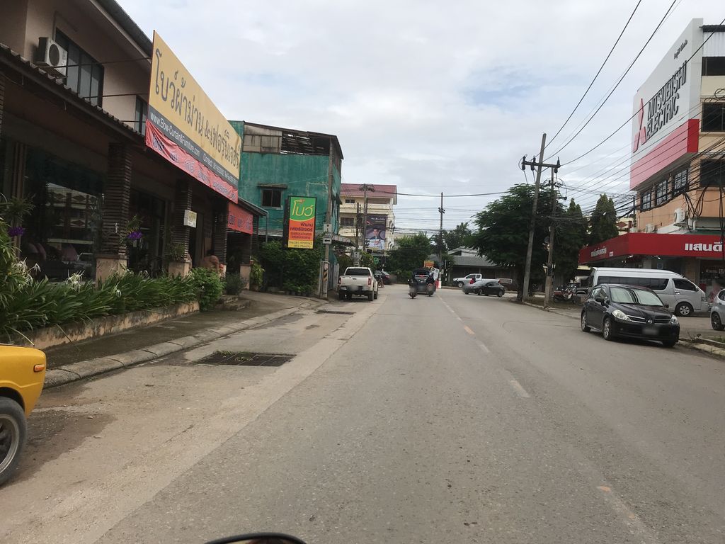 ภาพถนนตรงที่ Khang Ban Cafe ตั้งอยู่ ถ่ายโดย kiw พ.ศ. 2561 (2018) · A street-level view of where Khang Ban Cafe stands, by kiw in 2561 (2018)