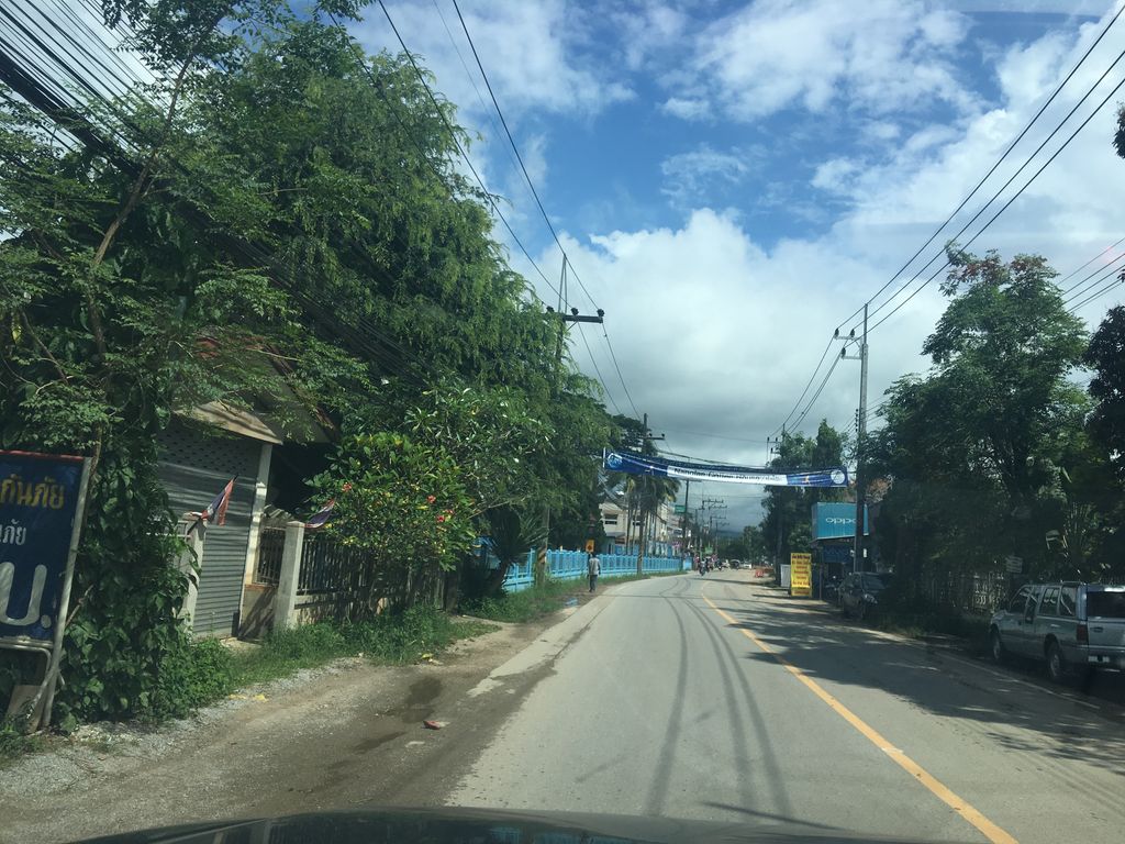 ภาพถนนตรงที่ ร้านเสริมสวยนุชบิวตี้ ตั้งอยู่ ถ่ายโดย wapriz พ.ศ. 2561 (2018) · A street-level view of where ร้านเสริมสวยนุชบิวตี้ · Nutbioti Beauty salon stands, by wapriz in 2561 (2018)