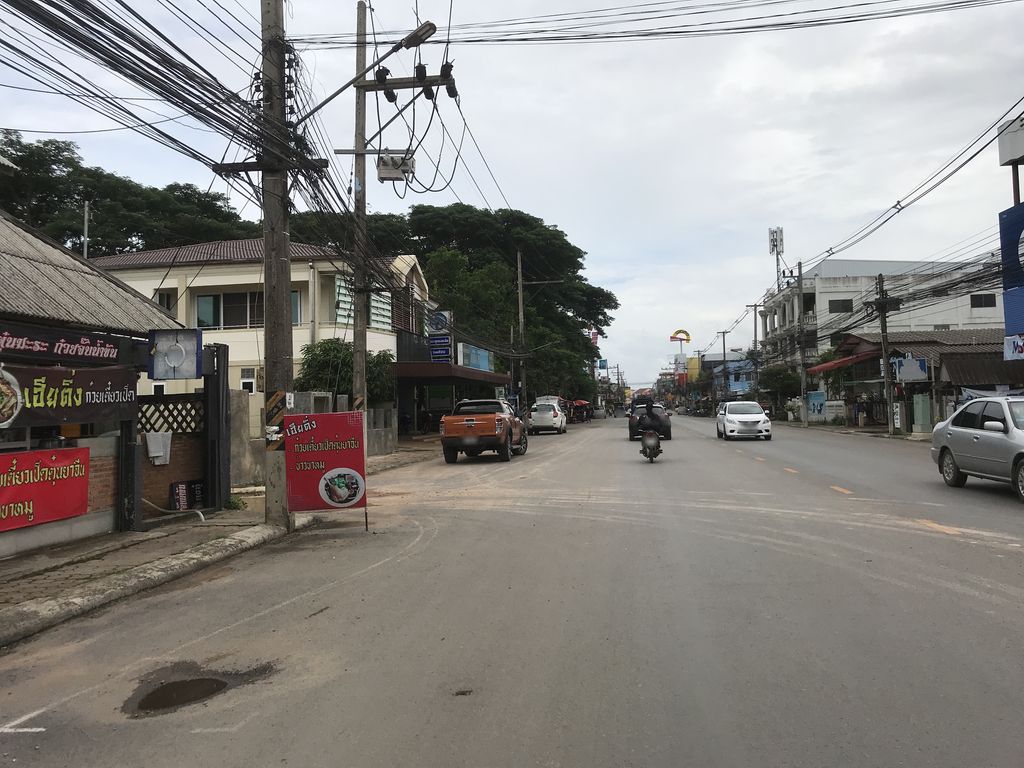 ภาพถนนตรงที่ Velvet Clinic Chiangrai ตั้งอยู่ ถ่ายโดย kiw พ.ศ. 2561 (2018) · A street-level view of where Velvet Clinic Chiangrai stands, by kiw in 2561 (2018)