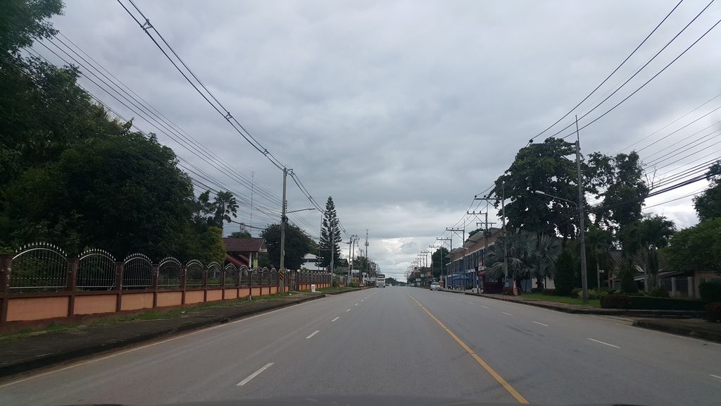 ภาพถนนตรงที่ หัวดอยมินิมาร์ท ตั้งอยู่ ถ่ายโดย jrcarlsen พ.ศ. 2559 (2016) · A street-level view of where หัวดอยมินิมาร์ท · Huatya Mini Mart stands, by jrcarlsen in 2559 (2016)