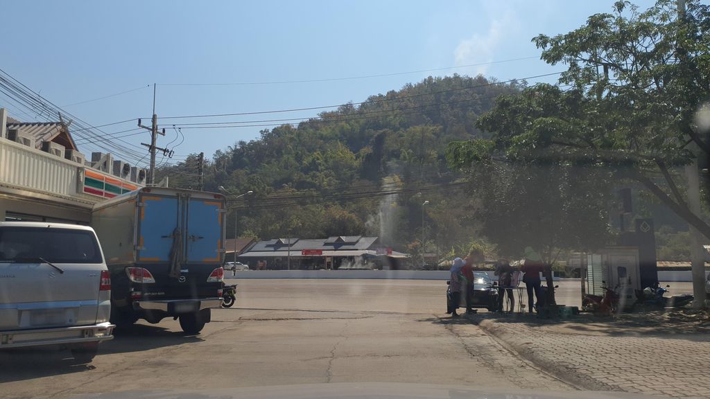 ภาพถนนตรงที่ Pha Soet Hot Spring ตั้งอยู่ ถ่ายโดย jrcarlsen พ.ศ. 2565 (2022) · A street-level view of where Pha Soet Hot Spring stands, by jrcarlsen in 2565 (2022)