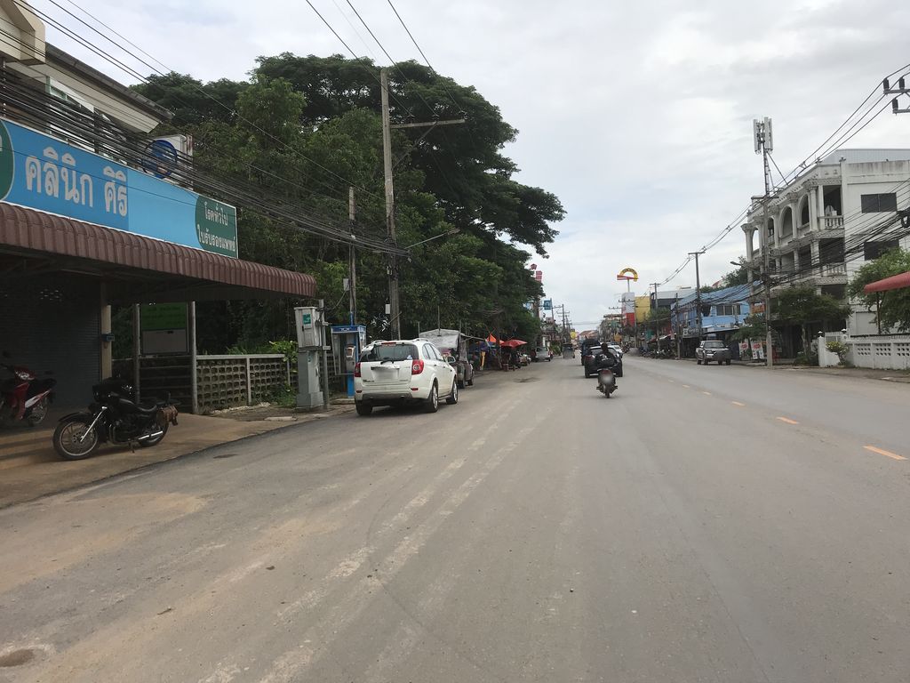 ภาพถนนตรงที่ คลีนิก ศิริ วรนารถ ตั้งอยู่ ถ่ายโดย kiw พ.ศ. 2561 (2018) · A street-level view of where คลีนิก ศิริ วรนารถ · Clinic Siri Wonnantha stands, by kiw in 2561 (2018)