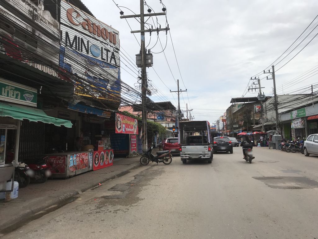 ภาพถนนตรงที่ ธนาคารกรุงไทย (Krungthai Bank) ตั้งอยู่ ถ่ายโดย kiw พ.ศ. 2561 (2018) · A street-level view of where ธนาคารกรุงไทย (Krungthai Bank) stands, by kiw in 2561 (2018)