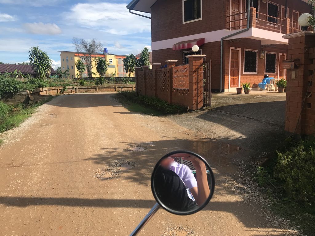 ภาพถนนตรงที่ ร้านตัดผมชาย 90's Barber ตั้งอยู่ ถ่ายโดย wiwattantib พ.ศ. 2561 (2018) · A street-level view of where ร้านตัดผมชาย 90's Barber stands, by wiwattantib in 2561 (2018)