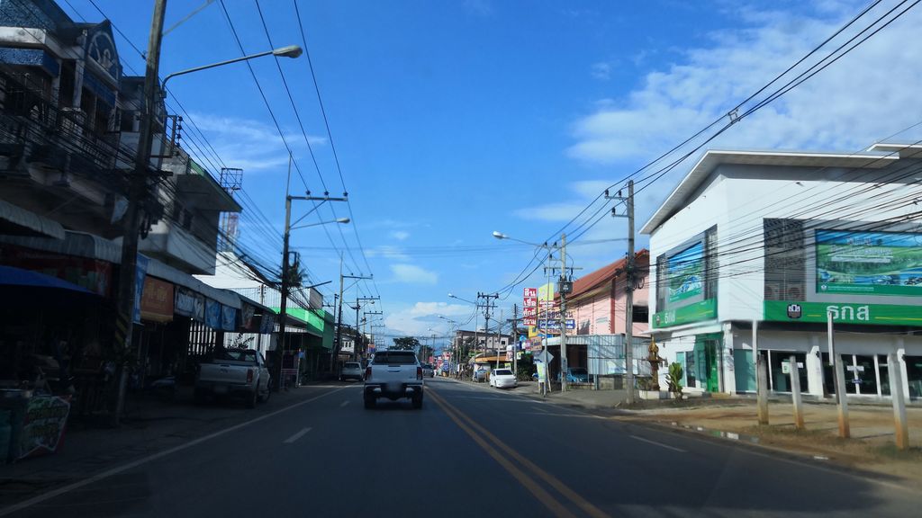 ภาพถนนตรงที่ เด่นห้ามอเตอร์ สาขา แม่ขะจาน ตั้งอยู่ ถ่ายโดย charlesano พ.ศ. 2561 (2018) · A street-level view of where เด่นห้ามอเตอร์ สาขา แม่ขะจาน · Denha Motor Sakha Mae Kha Chan stands, by charlesano in 2561 (2018)