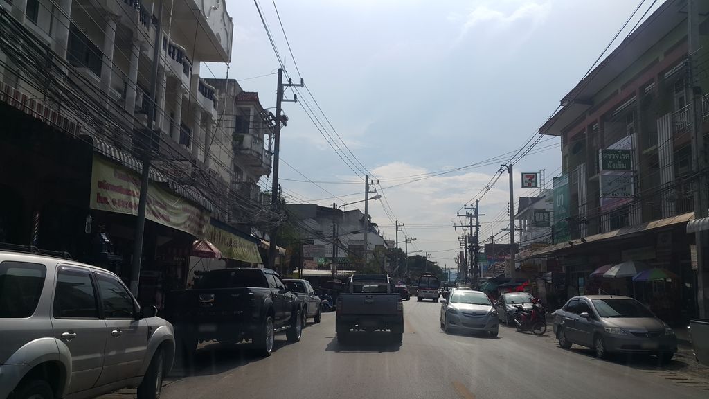 ภาพถนนตรงที่ บมจ.ธนพิริยะ ตั้งอยู่ ถ่ายโดย jrcarlsen พ.ศ. 2560 (2017) · A street-level view of where บมจ.ธนพิริยะ · Bamot.thonphiriya stands, by jrcarlsen in 2560 (2017)