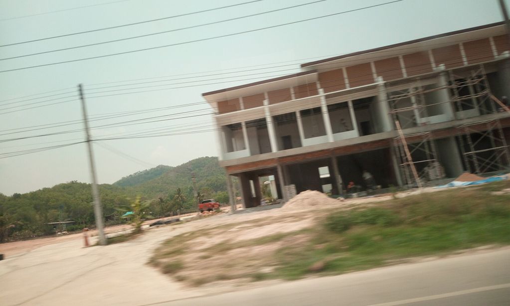 ภาพถนนตรงที่ Mabelle Clinic มาเบลคลินิก อ.เทิง ตั้งอยู่ ถ่ายโดย ozflor พ.ศ. 2562 (2019) · A street-level view of where Mabelle Clinic มาเบลคลินิก อ.เทิง stands, by ozflor in 2562 (2019)