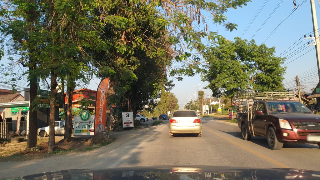 ภาพถนนตรงที่ ร้านขจรยานยนต์ ตั้งอยู่ ถ่ายโดย jrcarlsen พ.ศ. 2565 (2022) · A street-level view of where ร้านขจรยานยนต์ · Ran Khachon Yanyon stands, by jrcarlsen in 2565 (2022)