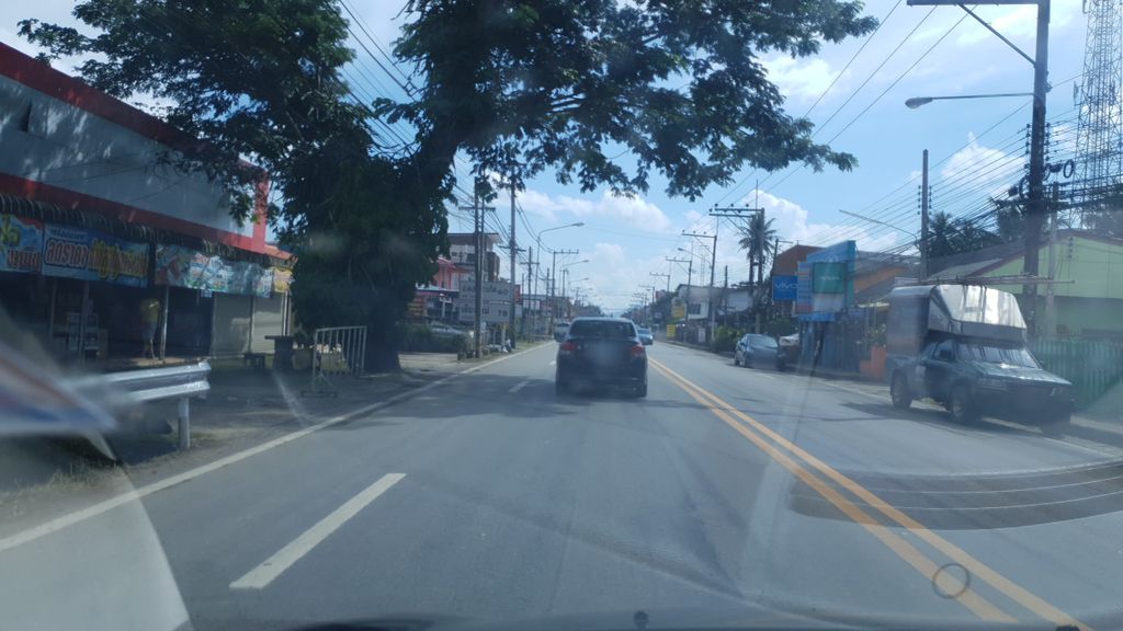 ภาพถนนตรงที่ ร้านแม่ขะจานกระจกรถยนต์ ตั้งอยู่ ถ่ายโดย silamanee พ.ศ. 2561 (2018) · A street-level view of where ร้านแม่ขะจานกระจกรถยนต์ · Ran Mae Kha Chan Krachakrathayon stands, by silamanee in 2561 (2018)