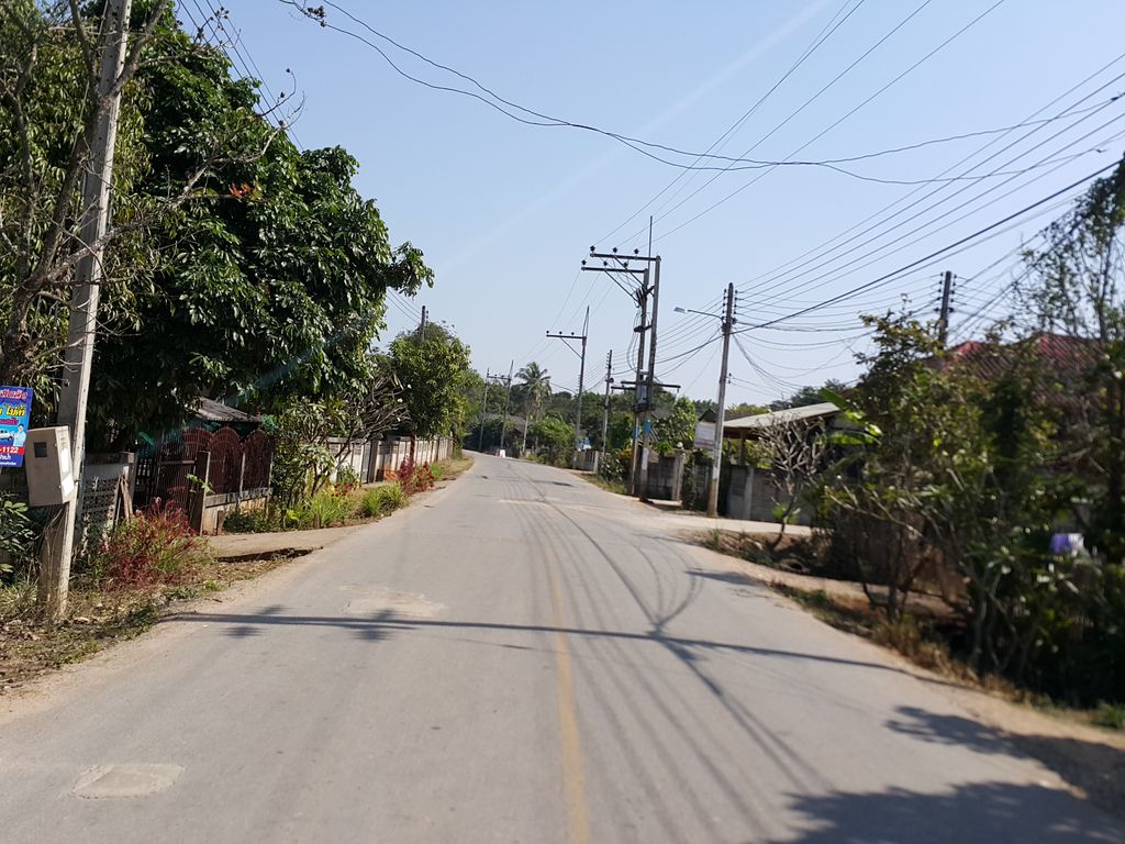 ภาพถนนตรงที่ ครัวมีตังค์ ตั้งอยู่ ถ่ายโดย jrcarlsen พ.ศ. 2558 (2015) · A street-level view of where ครัวมีตังค์ · Khruamitang stands, by jrcarlsen in 2558 (2015)