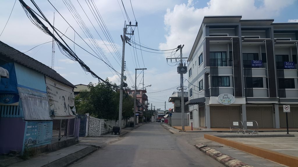 ภาพถนนตรงที่ Center Point ตั้งอยู่ ถ่ายโดย jrcarlsen พ.ศ. 2560 (2017) · A street-level view of where Center Point stands, by jrcarlsen in 2560 (2017)