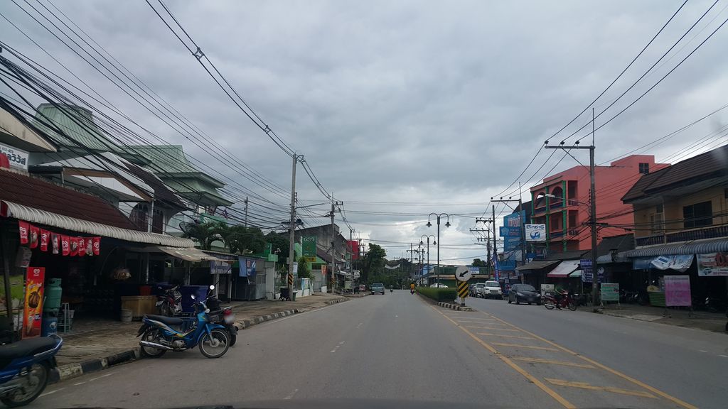 ภาพถนนตรงที่ ร้านข้าวมันไก่เจ้ยี ตั้งอยู่ ถ่ายโดย jrcarlsen พ.ศ. 2559 (2016) · A street-level view of where ร้านข้าวมันไก่เจ้ยี · Ran Khao Man Kai Che Yi stands, by jrcarlsen in 2559 (2016)