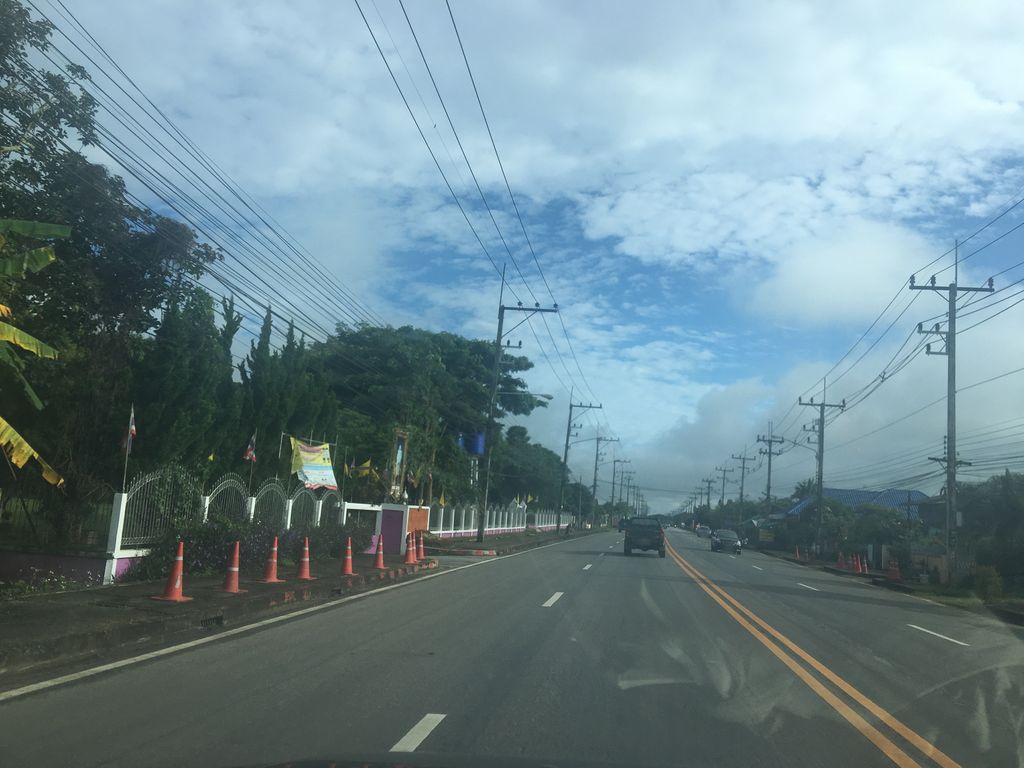 ภาพถนนตรงที่ เทอมการช่าง ตั้งอยู่ ถ่ายโดย wapriz พ.ศ. 2561 (2018) · A street-level view of where เทอมการช่าง · Thoemkanchang stands, by wapriz in 2561 (2018)