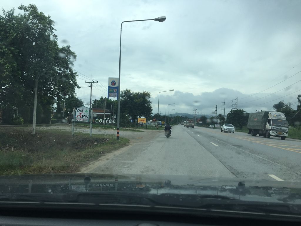 ภาพถนนตรงที่ คลินิกฟันสรวย ตั้งอยู่ ถ่ายโดย wapriz พ.ศ. 2561 (2018) · A street-level view of where คลินิกฟันสรวย · Fansa Ruai Clinic stands, by wapriz in 2561 (2018)