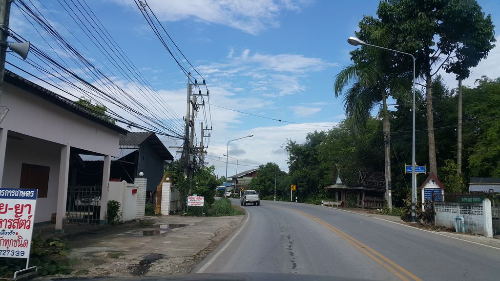 ภาพถนนตรงที่ บ้านต้นกล้าเชียงราย จำหน่ายต้นกล้าผักสวนครัวทุกชนิดปลีก-ส่ง ตั้งอยู่ ถ่ายโดย jrcarlsen พ.ศ. 2560 (2017) · A street-level view of where บ้านต้นกล้าเชียงราย จำหน่ายต้นกล้าผักสวนครัวทุกชนิดปลีก-ส่ง · Ban Ton Kla Chiang Rai Chamnai Ton Kla Phak Suan Khrua Thukchanit Plik-song stands, by jrcarlsen in 2560 (2017)