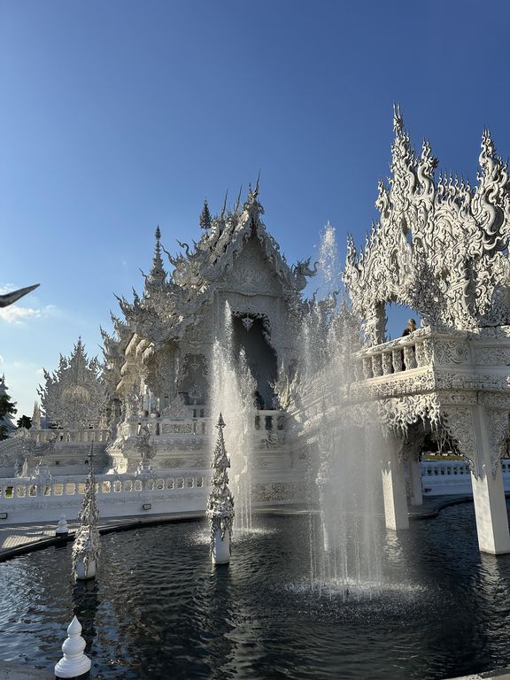 ภาพถนนตรงที่ The White Temple ตั้งอยู่ ถ่ายโดย AmbitnaMarka พ.ศ. 2568 (2025) · A street-level view of where The White Temple stands, by AmbitnaMarka in 2568 (2025)