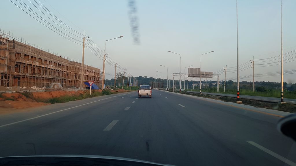 ภาพถนนตรงที่ Rose gold clinic ตั้งอยู่ ถ่ายโดย igorzo พ.ศ. 2562 (2019) · A street-level view of where Rose gold clinic stands, by igorzo in 2562 (2019)