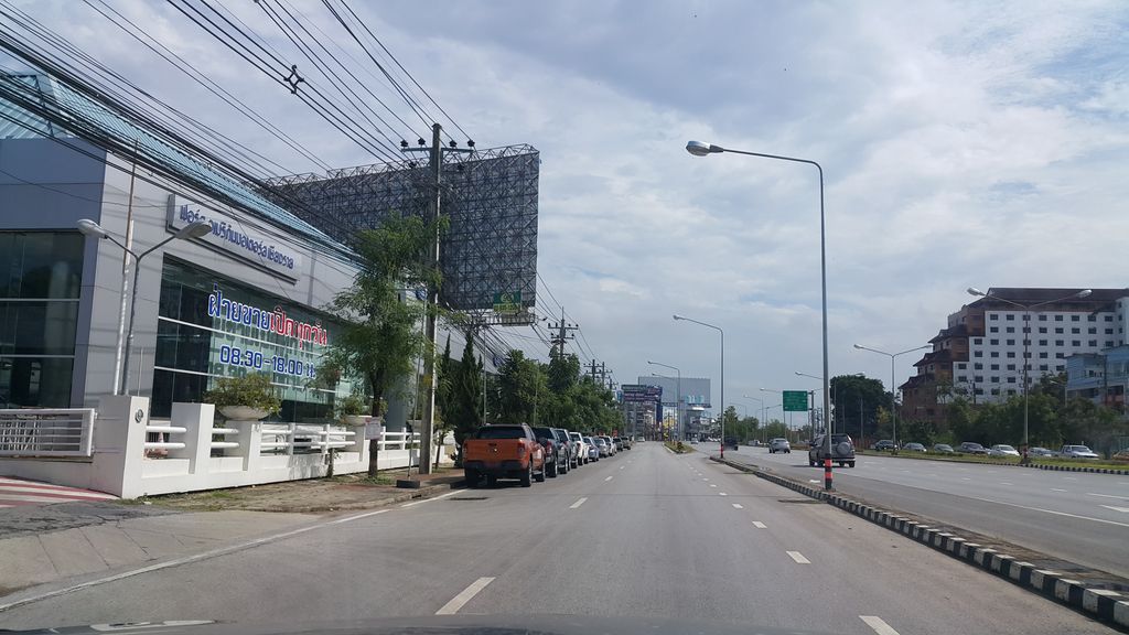 ภาพถนนตรงที่ ฟอร์ด อเมริกัน มอเตอร์ส ตั้งอยู่ ถ่ายโดย jrcarlsen พ.ศ. 2560 (2017) · A street-level view of where ฟอร์ด อเมริกัน มอเตอร์ส · Ford Amerikan Motoet stands, by jrcarlsen in 2560 (2017)