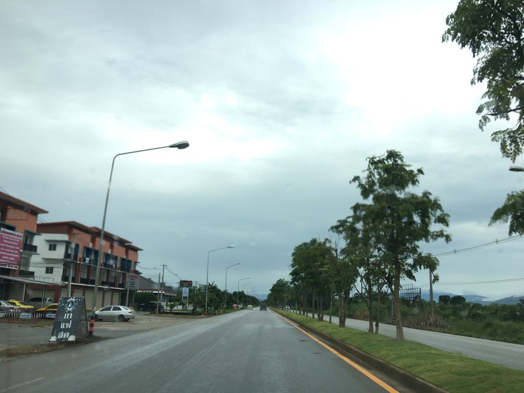 ภาพถนนตรงที่ คลินิกกายภาพบำบัด ธันธวัช ตั้งอยู่ ถ่ายโดย wapriz พ.ศ. 2561 (2018) · A street-level view of where คลินิกกายภาพบำบัด ธันธวัช · Kaiphapbambat Thanthawat Clinic stands, by wapriz in 2561 (2018)