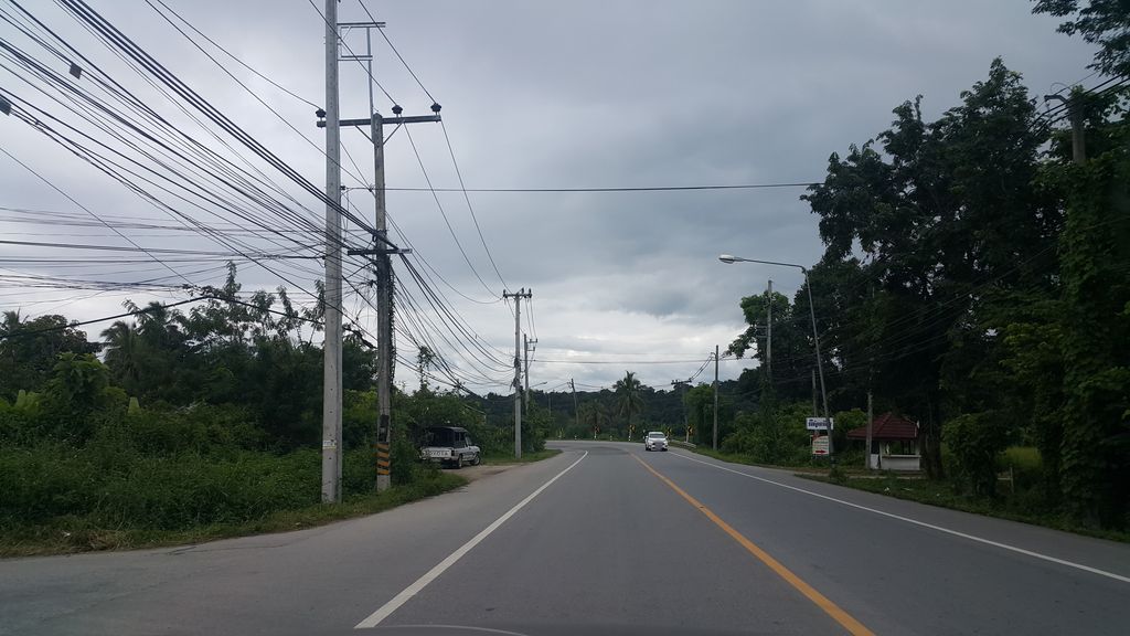 ภาพถนนตรงที่ บ้านอิ่มฟาร์มสุข ตั้งอยู่ ถ่ายโดย jrcarlsen พ.ศ. 2559 (2016) · A street-level view of where บ้านอิ่มฟาร์มสุข · Ban Im Farm Suk stands, by jrcarlsen in 2559 (2016)