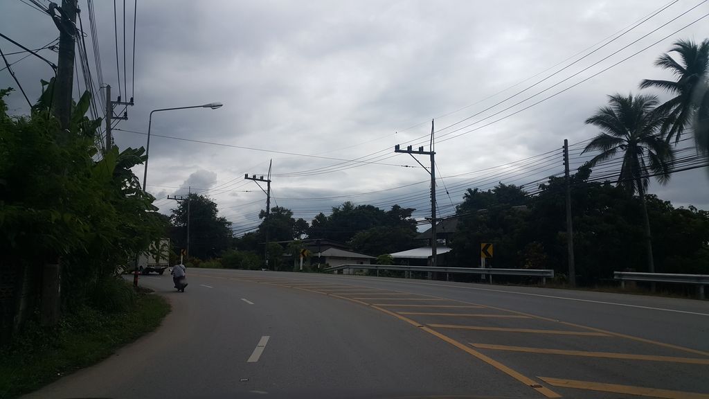 ภาพถนนตรงที่ พอสุข ตั้งอยู่ ถ่ายโดย jrcarlsen พ.ศ. 2559 (2016) · A street-level view of where พอสุข · Phosuk stands, by jrcarlsen in 2559 (2016)