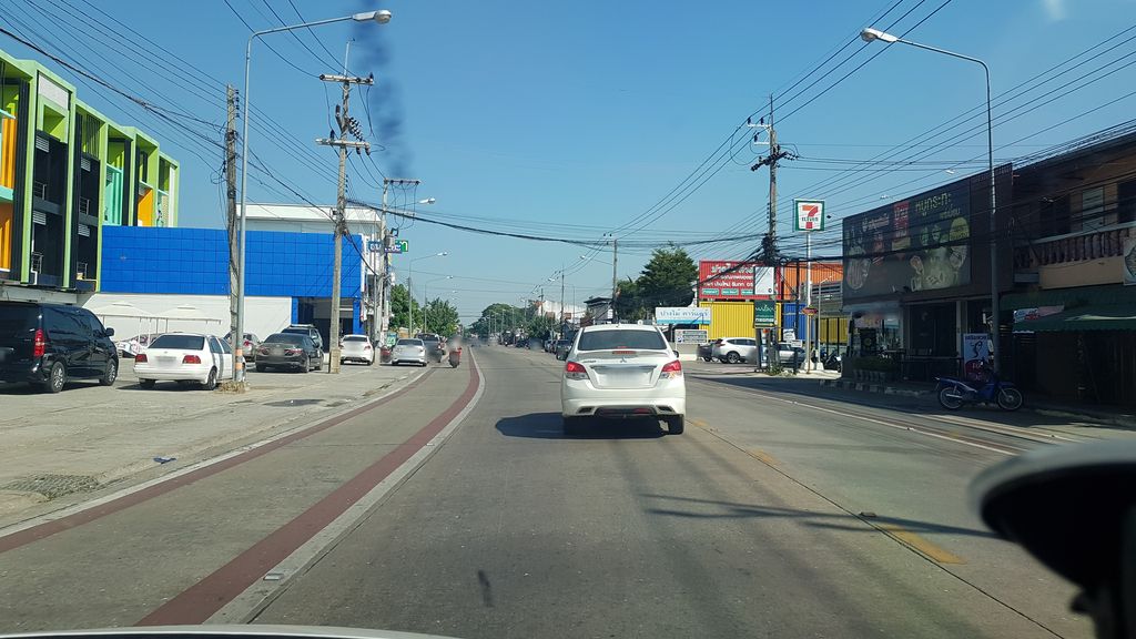 ภาพถนนตรงที่ terminal clinic ตั้งอยู่ ถ่ายโดย igorzo พ.ศ. 2562 (2019) · A street-level view of where terminal clinic stands, by igorzo in 2562 (2019)