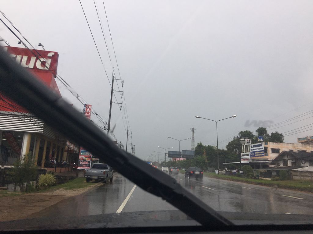 ภาพถนนตรงที่ ร้านวัสดุก่อสร้าง สงวนอิฐมอญ ตั้งอยู่ ถ่ายโดย wapriz พ.ศ. 2561 (2018) · A street-level view of where ร้านวัสดุก่อสร้าง สงวนอิฐมอญ · Ran Watdu Kosang Sanguanitmon stands, by wapriz in 2561 (2018)