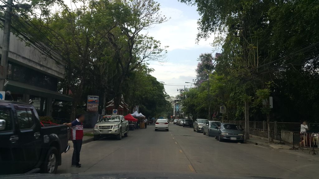 ภาพถนนตรงที่ กรีนวิง สาขาประตูสลี ตั้งอยู่ ถ่ายโดย jrcarlsen พ.ศ. 2560 (2017) · A street-level view of where กรีนวิง สาขาประตูสลี · Green Wing Sakha Pratu Sali stands, by jrcarlsen in 2560 (2017)