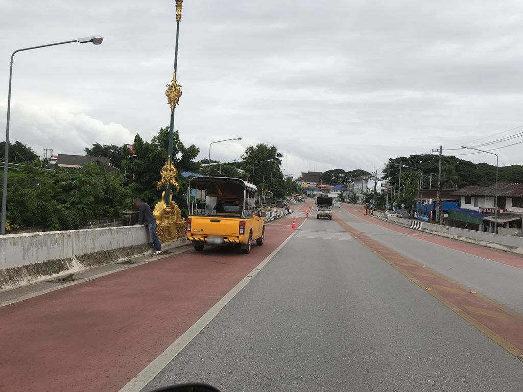 ภาพถนนตรงที่ Mike's Bar and Grill ตั้งอยู่ ถ่ายโดย kiw พ.ศ. 2561 (2018) · A street-level view of where Mike's Bar and Grill stands, by kiw in 2561 (2018)