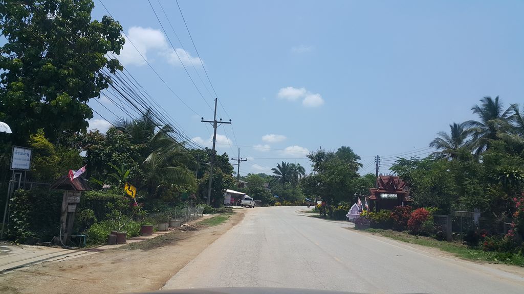 ภาพถนนตรงที่ ร้านปลาเผาทุ่งหลวง ตั้งอยู่ ถ่ายโดย jrcarlsen พ.ศ. 2560 (2017) · A street-level view of where ร้านปลาเผาทุ่งหลวง · Ran Plaphao Thung Luang stands, by jrcarlsen in 2560 (2017)