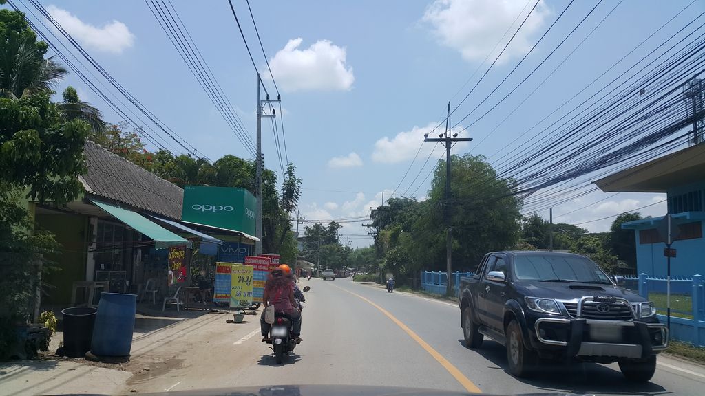 ภาพถนนตรงที่ Shinsane Guest House ตั้งอยู่ ถ่ายโดย jrcarlsen พ.ศ. 2560 (2017) · A street-level view of where Shinsane Guest House stands, by jrcarlsen in 2560 (2017)